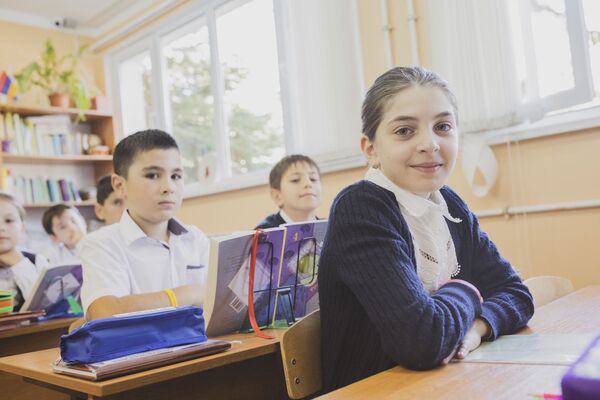 Встреча школьников гимназии Альбион с учредителями фонда Подари крылья - Sputnik Южная Осетия