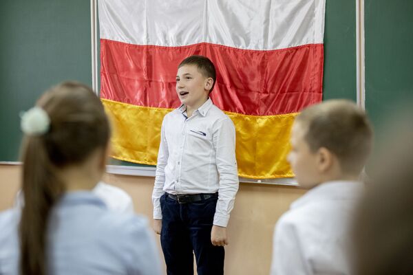 Что означают цвета флага? Школьники в Цхинвале показали знание символа государства Что означают цвета флага? Школьники в Цхинвале показали знание символа государства - Sputnik Южная Осетия