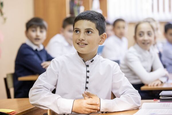 Игра среди учеников гимназии Альбион, приуроченная ко Дню государственного флага Республики Южная Осетия - Sputnik Южная Осетия