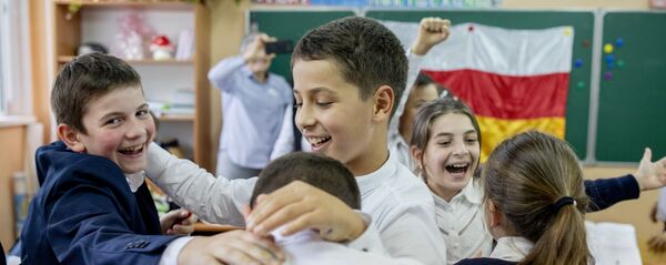 Игра среди учеников гимназии Альбион, приуроченная ко Дню Государственного флага Республики Южная Осетия Игра среди учеников гимназии Альбион, приуроченная ко Дню Государственного флага Республики Южная Осетия - Sputnik Южная Осетия