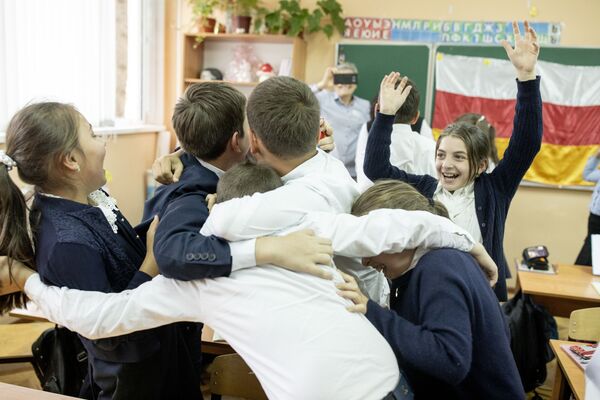 Игра среди учеников гимназии Альбион, приуроченная ко дню государственного флага республики Южная Осетия - Sputnik Южная Осетия