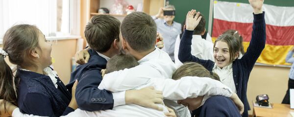 Игра среди учеников гимназии Альбион, приуроченная ко дню государственного флага республики Южная Осетия Игра среди учеников гимназии Альбион, приуроченная ко дню государственного флага республики Южная Осетия - Sputnik Южная Осетия