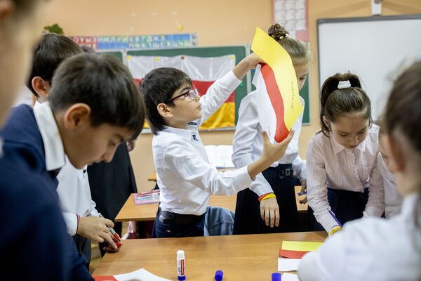 Игра среди учеников гимназии Альбион, приуроченная ко дню государственного флага республики Южная Осетия. - Sputnik Южная Осетия