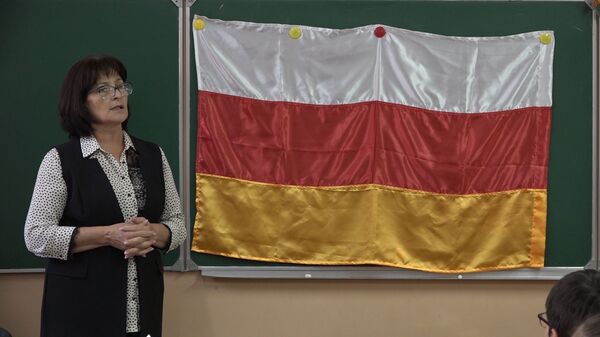 Что означают цвета флага? Школьники в Цхинвале показали знание символа государства Что означают цвета флага? Школьники в Цхинвале показали знание символа государства - Sputnik Южная Осетия