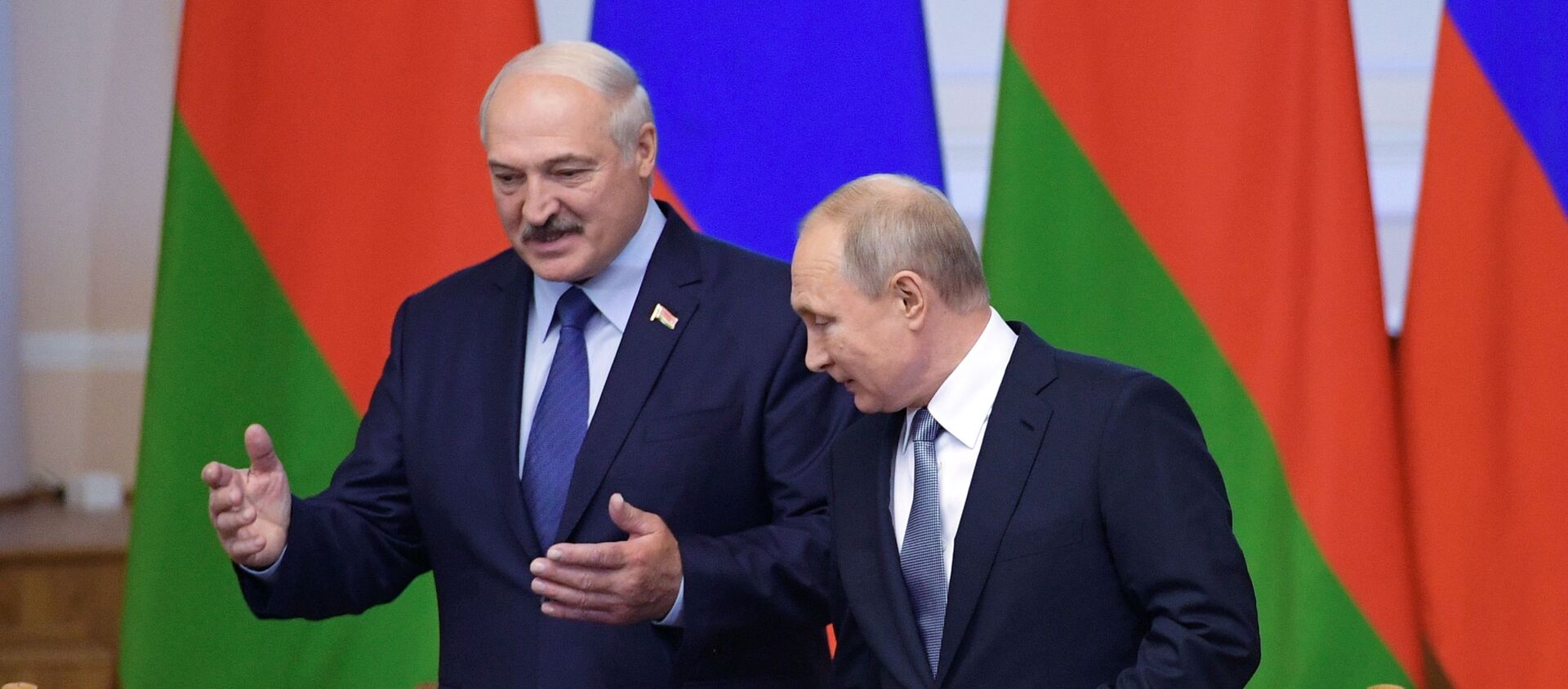  Президент РФ Владимир Путин и президент Белоруссии Александр Лукашенко (слева) - Sputnik Южная Осетия, 1920, 18.09.2019