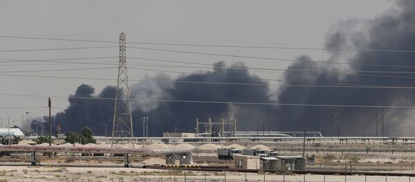 Дым от атаки дрона на объекты Saudi Aramco в Абкайке  Дым от атаки дрона на объекты Saudi Aramco в Абкайке  - Sputnik Южная Осетия