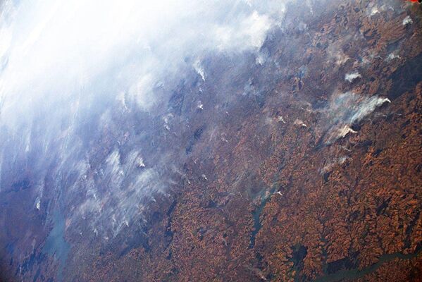 Горящие леса Амазонии на снимке с орбиты  итальянского астронавта Луки Пармитано  - Sputnik Южная Осетия