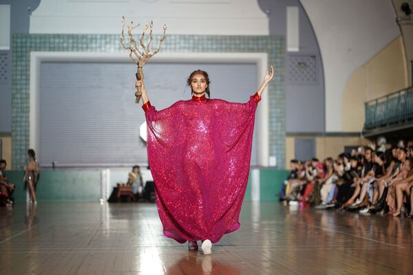 Модель во время показа коллекции дизайнера Ashish на Лондонской неделе моды - Sputnik Южная Осетия