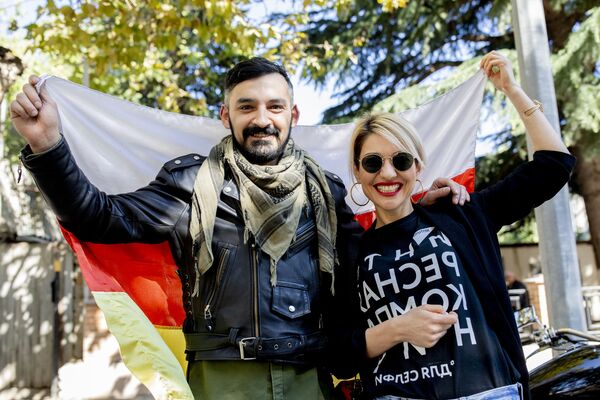 Радостные жители в День осетинского флага. - Sputnik Южная Осетия