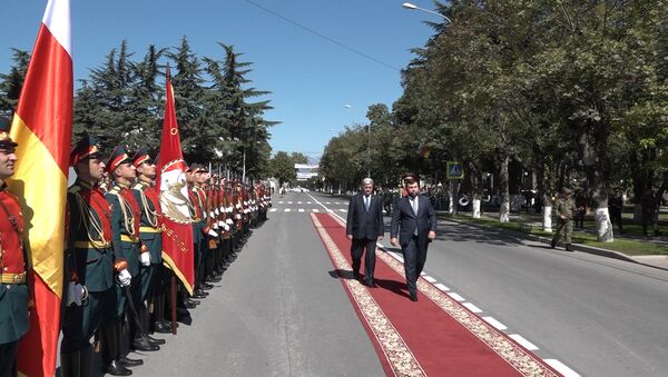 Почетный караул и красная дорожка: как в Цхинвале встречали главу ДНР – видео - Sputnik Южная Осетия