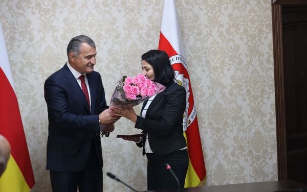 Президент РЮО наградил защитников Отечества и заслуженных граждан республики  - Sputnik Южная Осетия