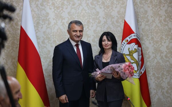Президент РЮО наградил защитников Отечества и заслуженных граждан республики  - Sputnik Южная Осетия