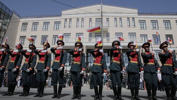 Рота почетного караула в Южной Осетии показала виртуозное владение оружием - видео  - Sputnik Южная Осетия
