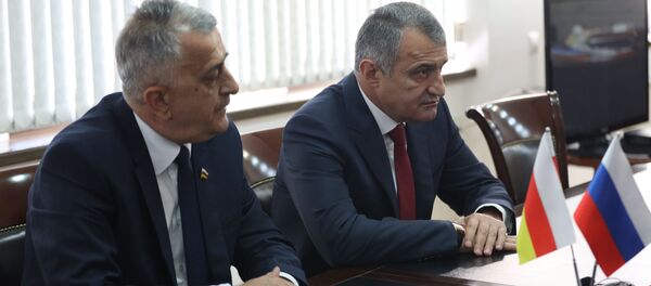 Президент Южной Осетии Анатолий Бибилов на встрече с депутатом Госдумы Казбеком Тайсаевым Президент Южной Осетии Анатолий Бибилов на встрече с депутатом Госдумы Казбеком Тайсаевым - Sputnik Южная Осетия