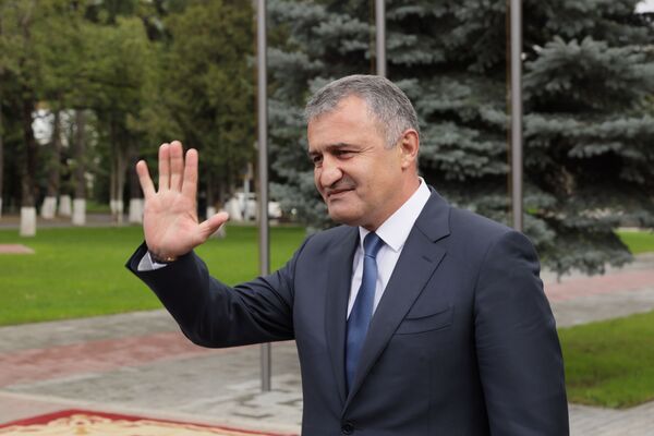 Марш почетного караула и фотоальбом на память: в Цхинвале провожали главу ДНР  - Sputnik Южная Осетия