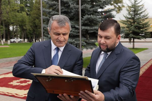 Марш почетного караула и фотоальбом на память: в Цхинвале провожали главу ДНР  - Sputnik Южная Осетия