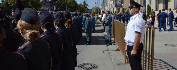 Сотрудник милиции на военном параде в Цхинвале  - Sputnik Южная Осетия