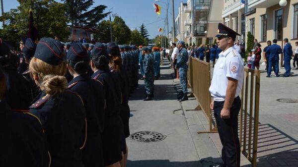 Сотрудник милиции на военном параде в Цхинвале  - Sputnik Южная Осетия