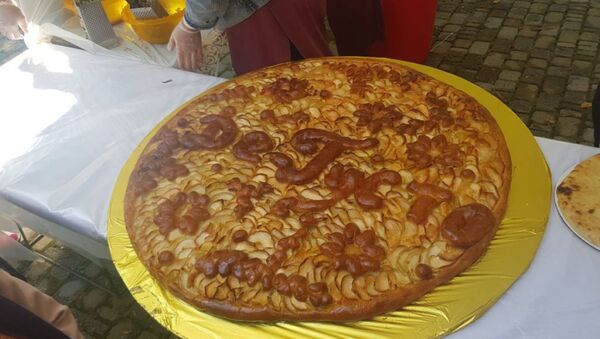 На яблочном фестивале во Владикавказе приготовили пирог-гигант - Sputnik Южная Осетия