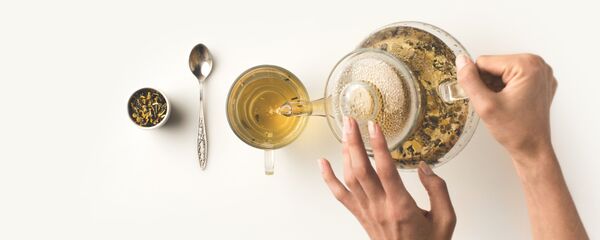 Чайник с зеленым чаем Чайник с зеленым чаем - Sputnik Южная Осетия