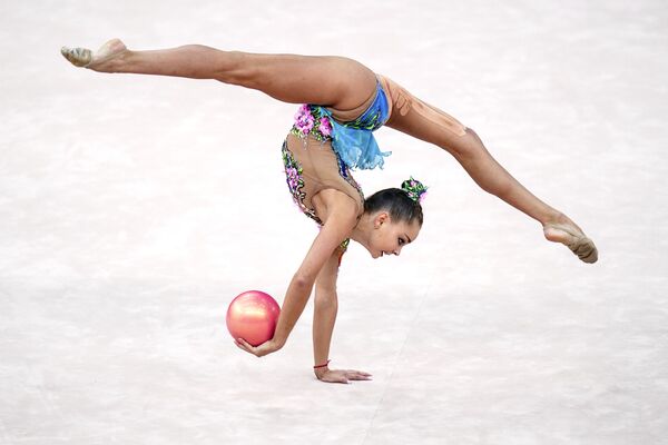 Российская гимнастка Арина Аверина на соревнованиях по художественной гимнастике в Баку - Sputnik Южная Осетия