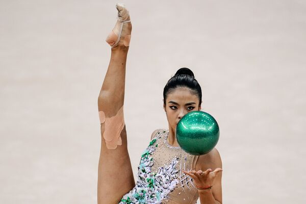 Китайская гимнастка Чжао Ятин на Чемпионате мира по художественной гимнастике в Баку - Sputnik Южная Осетия