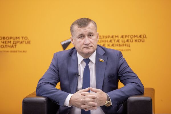 Спикер парламента Южной Осетии об отношениях с властью, новых законах и открытости для СМИ Спикер парламента Южной Осетии об отношениях с властью, новых законах и открытости для СМИ - Sputnik Южная Осетия
