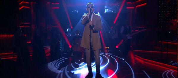 Matrang, струнный квартет Main strings и группа Фрукты - С самим собой. Вечерний Ургант. - Sputnik Южная Осетия