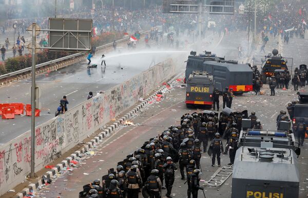 Применение полицеей водяной пушки на акции протеста студентов у здания парламента Индонезии в Джакарте, Индонезия - Sputnik Южная Осетия