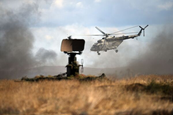 Вертолет Ми-8 во время двухстороннего тактического учения соединений морской пехоты и береговой обороны на полигоне Опук в Крыму - Sputnik Южная Осетия