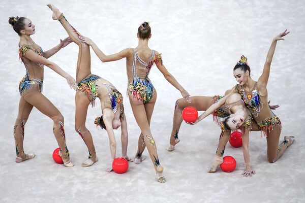 Команда России выполняет упражнение с 5-ю мячами в финале групповой программы на чемпионате мира по художественной гимнастике 2019 в Баку - Sputnik Южная Осетия