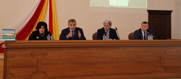 Встреча президента РЮО А.Бибилова с преподавателями и авторами учебника по осетинскому языку  - Sputnik Южная Осетия
