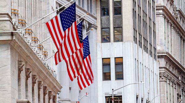 Государственный флаг США на здании Нью-Йоркской фондовой биржи, расположенной на улице Уолл-Стрит - Sputnik Южная Осетия