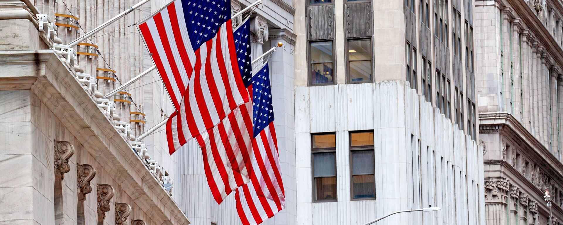 Государственный флаг США на здании Нью-Йоркской фондовой биржи, расположенной на улице Уолл-Стрит - Sputnik Южная Осетия, 1920, 06.08.2022