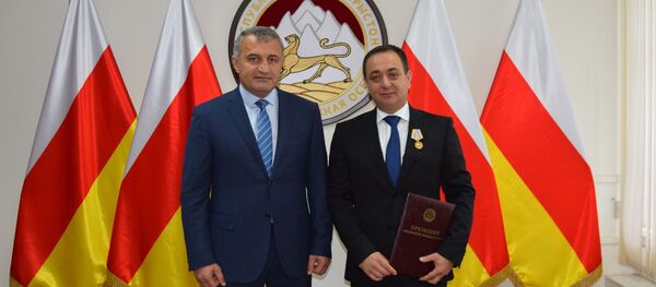 Президент РЮО А.Бибилов и посол З.Гассиев - Sputnik Южная Осетия