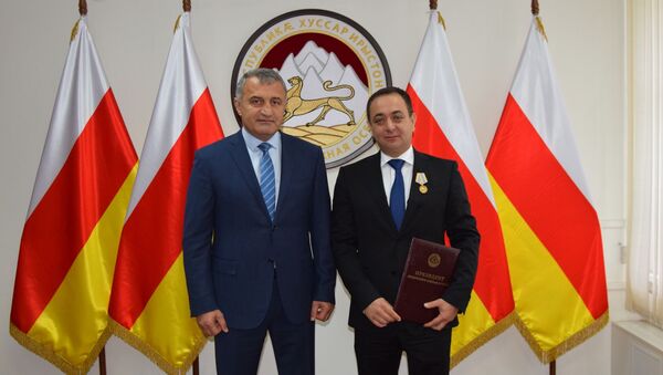 Президент РЮО А.Бибилов и посол З.Гассиев - Sputnik Южная Осетия