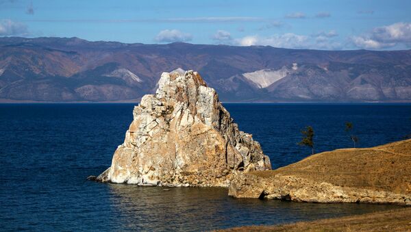 Мыс Бурхан, скала Шаманка на острове Ольхон в Иркутской области - Sputnik Южная Осетия
