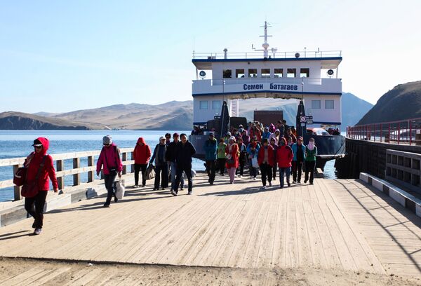 Иностранные туристы на паромной переправе острова Ольхон на озере Байкал в Иркутской области - Sputnik Южная Осетия