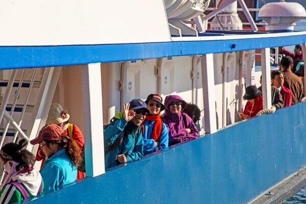 Иностранные туристы на пароме Семен Батагаев во время переправы на остров Ольхо - Sputnik Южная Осетия
