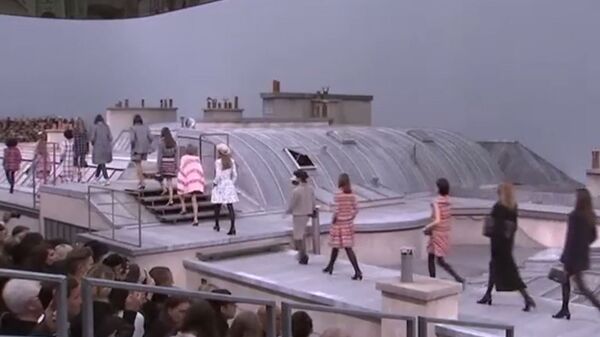 Супермодель столкнула самозванку с подиума на показе Chanel: видео Супермодель столкнула самозванку с подиума на показе Chanel: видео - Sputnik Южная Осетия