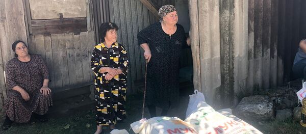 Жителям приграничных сел Южной Осетии привезли гуманитарную помощь - Sputnik Южная Осетия