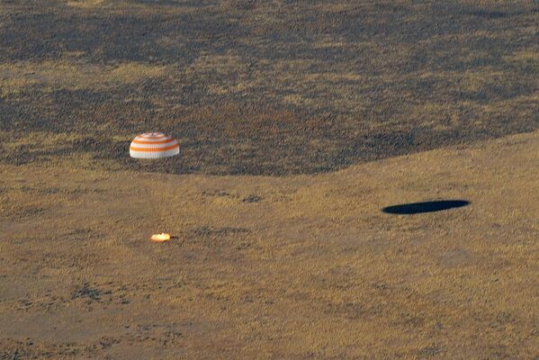 Посадка спускаемого аппарата пилотируемого космического корабля Союза МС-12 с тремя членами экипажа МКС - Sputnik Южная Осетия