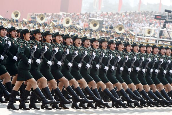 Солдаты Народно-освободительной армии (НОАК) маршируют во время военного парада, посвященного 70-й годовщине основания Китайской Народной Республики, в Пекине - Sputnik Южная Осетия
