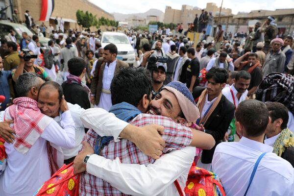 Заключенные обнимают родственников после того, как хуситы освободили их из центральной тюрьмы Саны, Йемен - Sputnik Южная Осетия