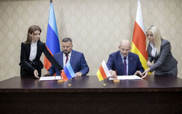 Подписание соглашений между республикой Южная Осетия и Луганской Народной Республикой - Sputnik Южная Осетия