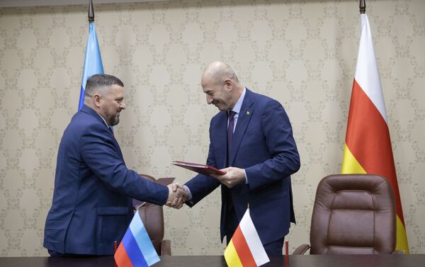 Подписание соглашений между республикой Южная Осетия и Луганской Народной Республикой - Sputnik Южная Осетия