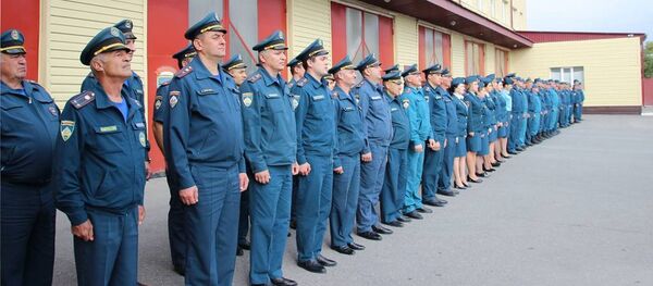 Алан Тадтаев наградил Почетными грамотами сотрудников МЧС РЮО в связи с 11-летием образования ведомства - Sputnik Южная Осетия