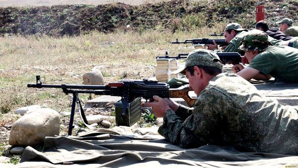 С военнослужащими Учебной роты Минобороны РЮО провели занятия по огневой подготовке - Sputnik Южная Осетия