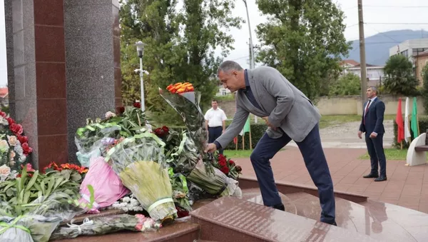 Бибилов почтил память героев-добровольцев из Южной Осетии, павших в Абхазии - Sputnik Южная Осетия