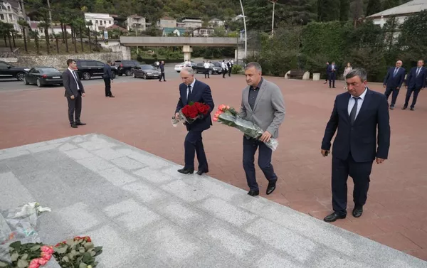 Бибилов почтил память героев-добровольцев из Южной Осетии, павших в Абхазии - Sputnik Южная Осетия